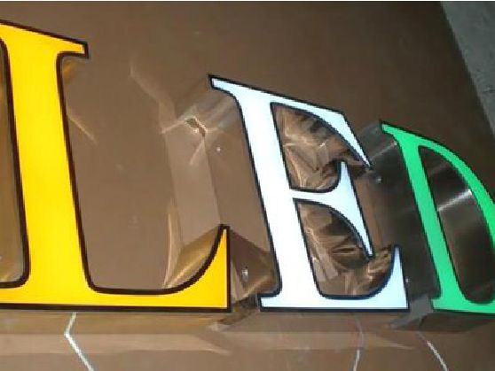 营山县介绍LED招牌的基础知识。
